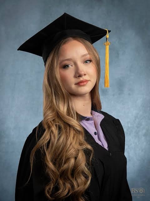 Graduada universitaria con toga y birrete