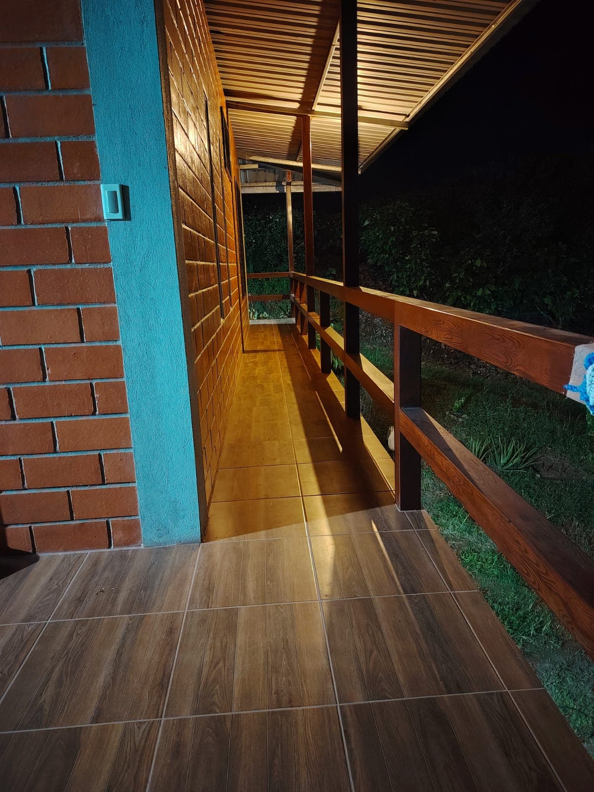 Balcón de madera en espacio comunitario