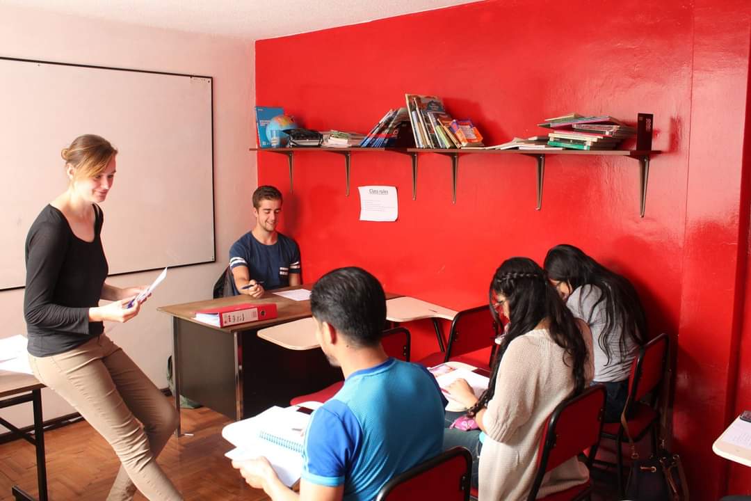 Estudiantes participando en una clase práctica