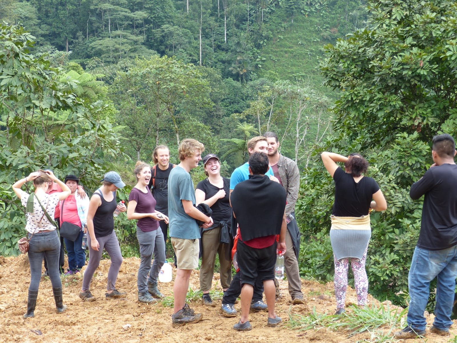 Estudiantes y voluntarios compartiendo una experiencia en la naturaleza